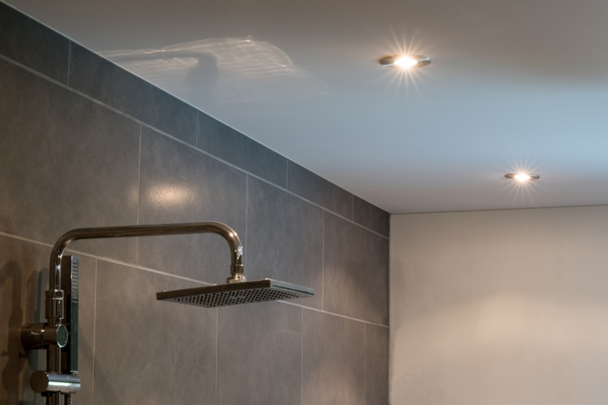 Spanplafond in badkamer - Hovaspan Spanplafonds Spanplafond in badkamer - Hovaspan Spanplafonds